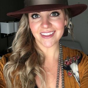 Meet your Posher, Danielle